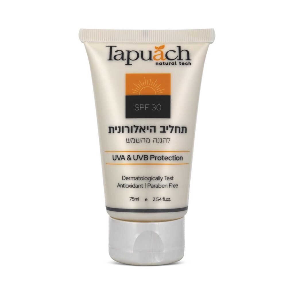תחליב הגנה 30SPF עם חומצה היאלורונית תפוח – בקבוקון לבן עם משאבה על רקע כחול, טיפת סרום שקופה