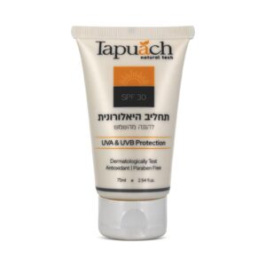 תחליב הגנה 30SPF עם חומצה היאלורונית תפוח – בקבוקון לבן עם משאבה על רקע כחול, טיפת סרום שקופה