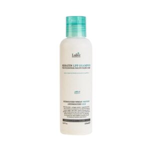 שמפו קרטין Lador 150 מ"ל - בקבוק סגול קטן עם פקק, נוזל שמפו מוזהב על רקע אלגנטי